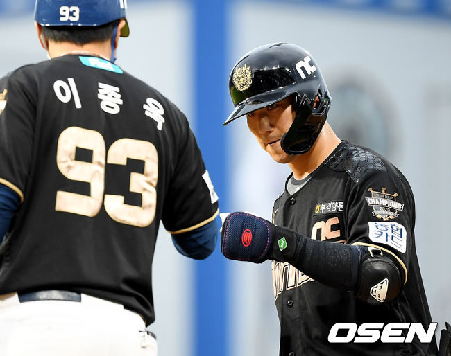 5회말 무사 NC 정현이 안타를 때린 뒤 이종욱 코치와 세레머니를 하고 있다. 2021.07.04 /youngrae@osen.co.kr 