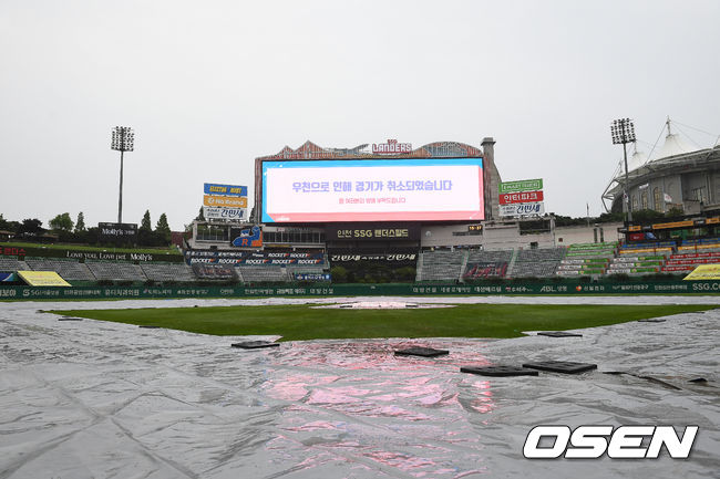비가 쏟아지는 인천SSG랜더스필드에서 우천 취소를 알리는 전광판이 떠있다. 21.07.03 /rumi@osen.co.kr