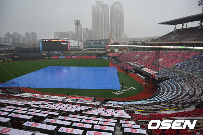 7일 오후 6시 30분 거행될 예정이었던 2021 신한은행 SOL KBO리그 수원(KT-KIA), 인천(SSG-LG) 경기가 우천 취소됐다.이날 취소된 2경기는 8일 더블헤더 편성이 아닌 추후 재편성된다. 이번 주 12일 모든 팀들이 더블헤더를 치르기 때문이다. KBO는 일주일에 한 번만 더블헤더를 편성할 수 있다. 2021.09.07 /youngrae@osen.co.kr