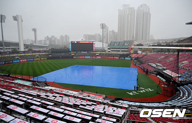 7일 오후 6시 30분 거행될 예정이었던 2021 신한은행 SOL KBO리그 수원(KT-KIA), 인천(SSG-LG) 경기가 우천 취소됐다.이날 취소된 2경기는 8일 더블헤더 편성이 아닌 추후 재편성된다. 이번 주 12일 모든 팀들이 더블헤더를 치르기 때문이다. KBO는 일주일에 한 번만 더블헤더를 편성할 수 있다. 2021.09.07 /youngrae@osen.co.kr