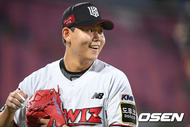3회초 이닝종료 후 무실점 이어가던 KT 선발투수 소형준이 미소 지으며 더그아웃으로 들어가고 있다.    2021.08.25 / soul1014@osen.co.kr