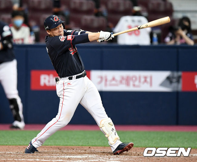 29일 오후 서울 고척스카이돔에서 ’2021 신한은행 SOL KBO 리그' 키움 히어로즈와 롯데 자이언츠의 경기가 열렸다.8회초 1사 1,2루에서 롯데 안치홍이 우전 적시타를 치고 있다. 2021.06.29 /sunday@osen.co.kr