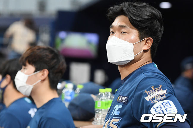 NC 정진기가 경기를 지켜보고 있다. /youngrae@osen.co.kr