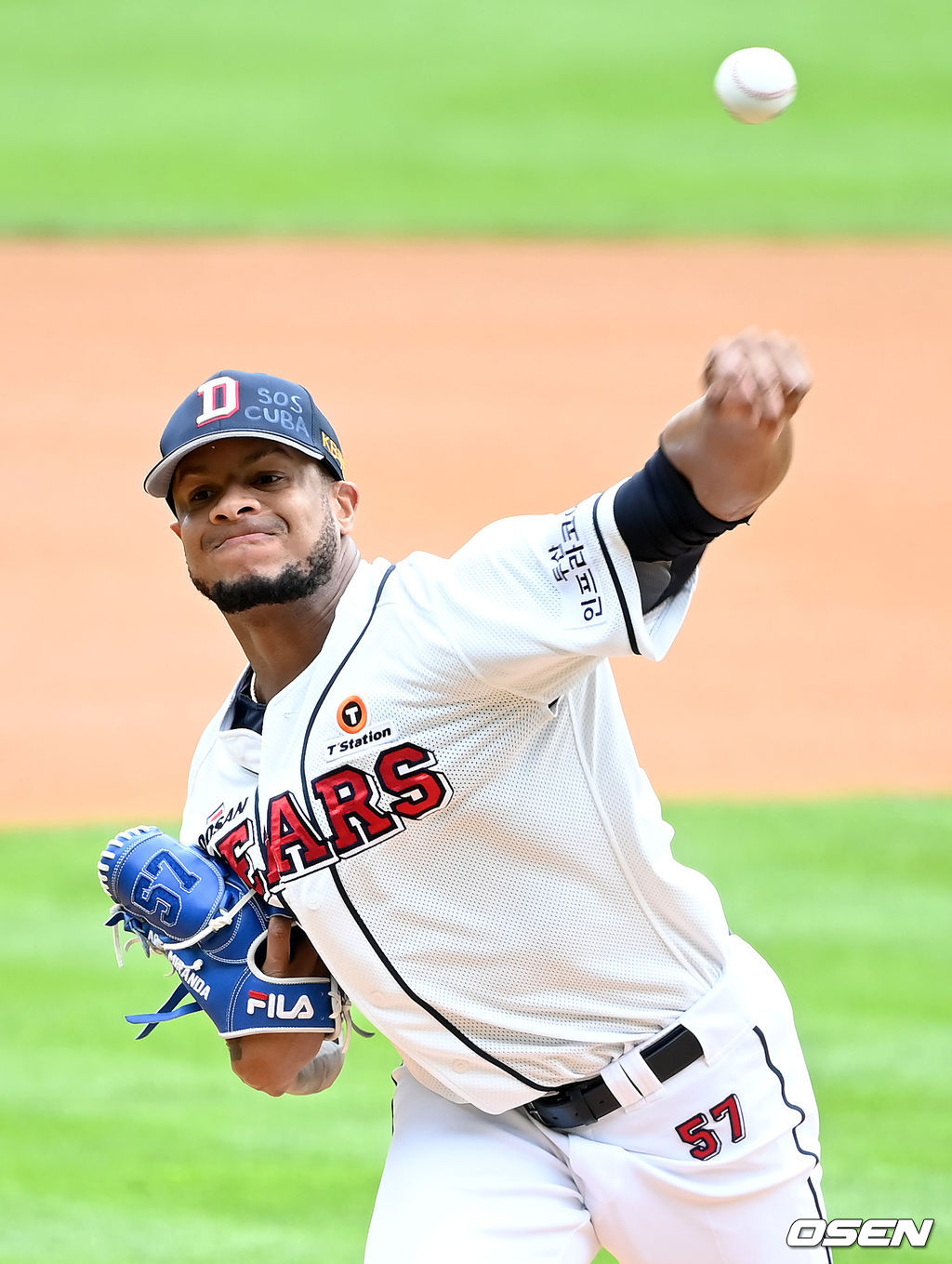 두산 선발 미란다가 마운드에 올라 힘차게 공을 뿌리고 있다. 2021.09.01/ksl0919@osen.co.kr