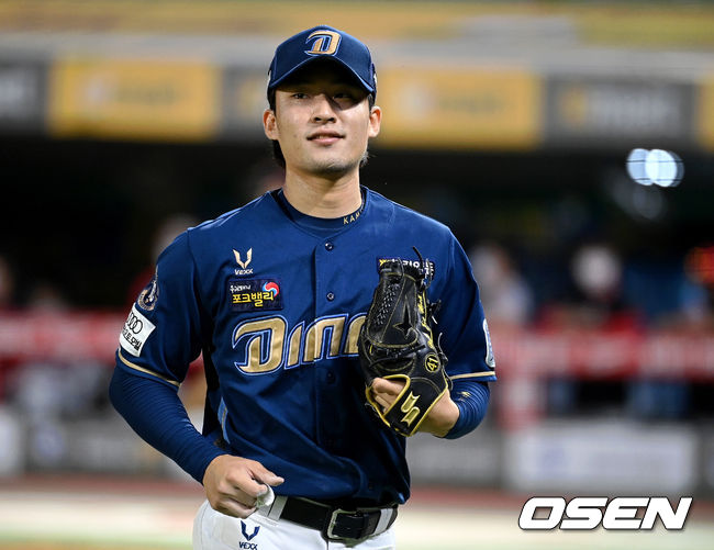 NC 류진욱이 미소를 지으며 더그아웃으로 향하고 있다. 2021.09.01 /cej@osen.co.kr