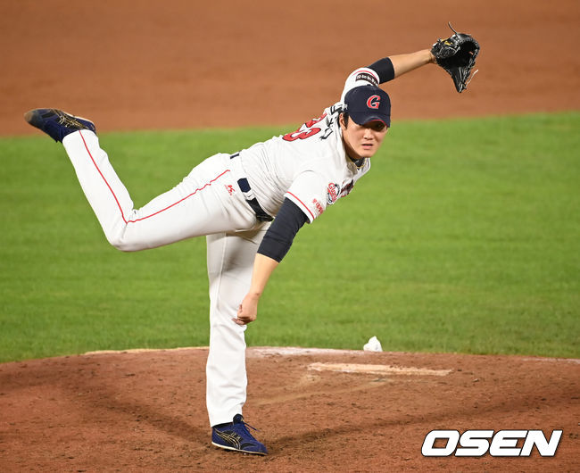 28일 오후 부산 사직야구장에서 ‘2021 신한은행 SOL KBO리그’ 롯데 자이언츠와 두산 베어스의 경기가 열렸다.9회초 롯데 김도규가 역투하고 있다. 2021.08.28/youngrae@osen.co.kr