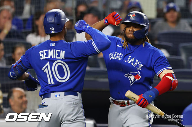 [사진] 토론토 마커스 세미엔(왼쪽)이 5회 홈런을 치고 난 뒤 블라디미르 게레로 주니어와 기뻐하고 있다. 2021.09.08 ⓒGettyimages(무단전재 및 재배포 금지)