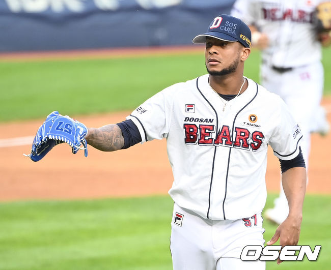 1일 오후 서울 잠실야구장에서 ‘2021 신한은행 SOL KBO 리그’ 두산 베어스와 KIA 타이거즈의 더블헤더 1차전 경기가 열렸다.8회초 종료 후 두산 선발 미란다가 더그아웃으로 이동하고 있다. 2021.09.01/ksl0919@osen.co.kr