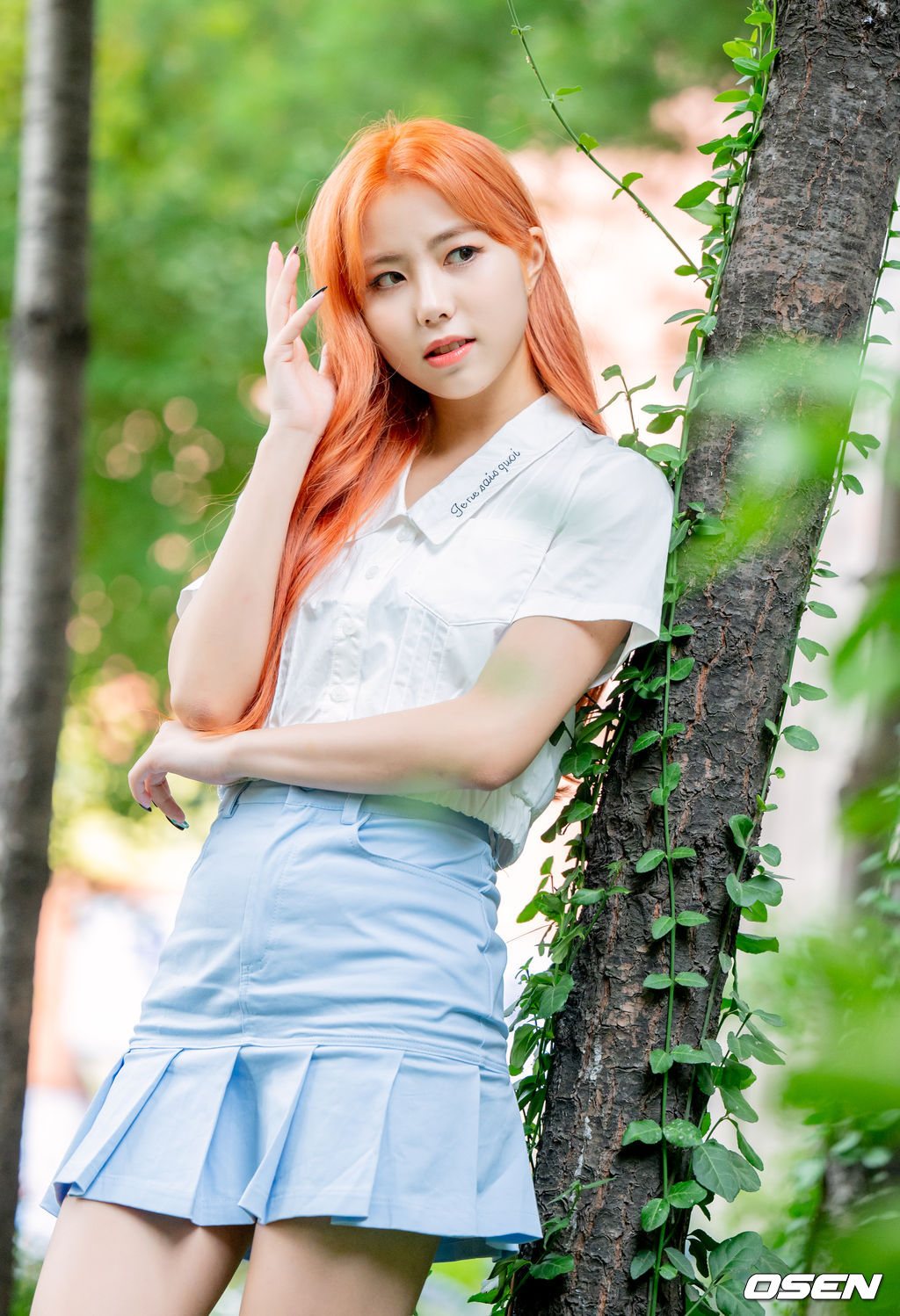 퍼플키스(PURPLE KISS)가 두 번째 미니앨범 ‘HIDE & SEEK’(하이드 앤드 시크) 발매를 맞아 서울 동대문구에 위치한 RBW 사옥에서 네이버 V라이브 OSEN '연습실 챌린지' 녹화를 진행했다.새 앨범 ‘HIDE & SEEK’는 퍼플키스가 거짓 없는 본 모습을 발견해 나가는 순수한 일련의 과정을 담고 있다. 이를 통해 퍼플키스는 차가운 현대 사회 속 ‘본능이 이끄는 대로 솔직하게 행동하고 사랑하자’는 하이틴적인 성장 메시지를 전달한다.이번 앨범의 타이틀곡 ‘Zombie’는 어그레시브한 베이스 사운드와 펑키한 기타 사운드가 매력적인 곡으로, 중독성 강한 멜로디 라인과 익살스러운 가사가 포인트이다.퍼플키스 이레가 녹화를 앞두고 포즈를 취하고 있다.  2021.09.08 /cej@osen.co.kr