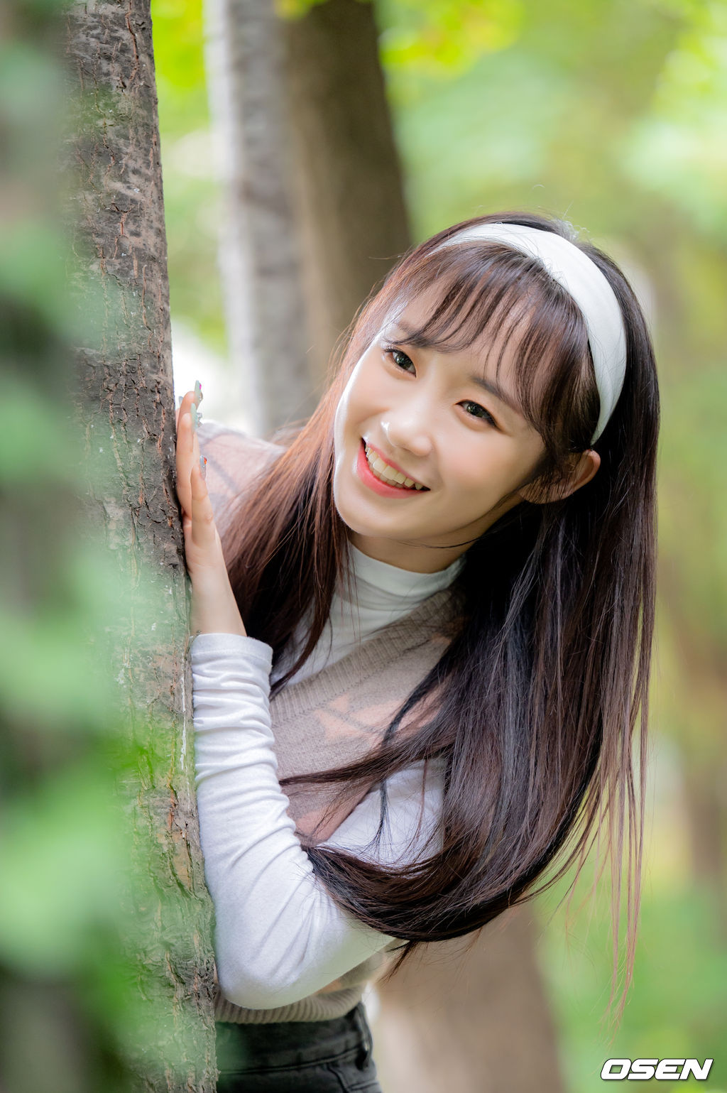 퍼플키스(PURPLE KISS)가 두 번째 미니앨범 ‘HIDE & SEEK’(하이드 앤드 시크) 발매를 맞아 서울 동대문구에 위치한 RBW 사옥에서 네이버 V라이브 OSEN '연습실 챌린지' 녹화를 진행했다.새 앨범 ‘HIDE & SEEK’는 퍼플키스가 거짓 없는 본 모습을 발견해 나가는 순수한 일련의 과정을 담고 있다. 이를 통해 퍼플키스는 차가운 현대 사회 속 ‘본능이 이끄는 대로 솔직하게 행동하고 사랑하자’는 하이틴적인 성장 메시지를 전달한다.이번 앨범의 타이틀곡 ‘Zombie’는 어그레시브한 베이스 사운드와 펑키한 기타 사운드가 매력적인 곡으로, 중독성 강한 멜로디 라인과 익살스러운 가사가 포인트이다.퍼플키스 박지은이 녹화를 앞두고 포즈를 취하고 있다.  2021.09.08 /cej@osen.co.kr