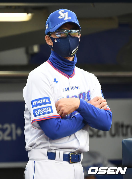 23일 오후 대구 삼성라이온즈파크에서 ‘2021 신한은행 SOL KBO리그’ 삼성 라이온즈와 한화 이글스의 경기가 열렸다.1회초 삼성 허삼영 감독이 경기를 지켜보고 있다. 2021.06.23 /ksl0919@osen.co.kr