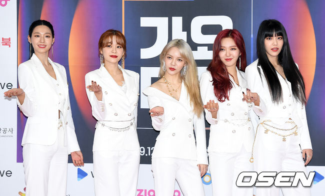 25일 오후 서울 구로구 고척스카이돔에서 ‘2019 SBS 가요대전’ 포토월 행사가 열렸다.<br /><br />걸그룹 AOA가 포토타임을 갖고 있다. /sunday@osen.co.kr