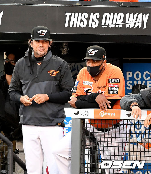 한화 수베로 감독과 워싱턴 코치가 더그아웃에서 경기를 지켜보고 있다. 2021.05.28 /jpnews@osen.co.kr