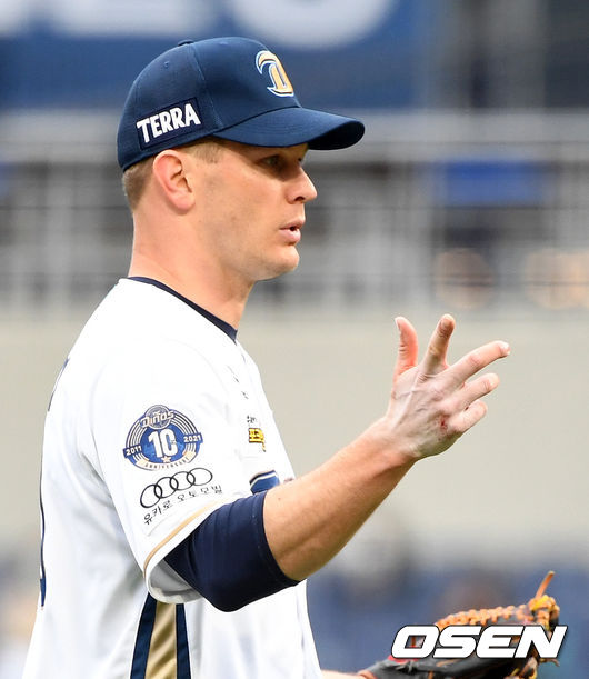 3회초 NC 루친스키의 손등에 상처가 난채 투구를 이어가고 있다.