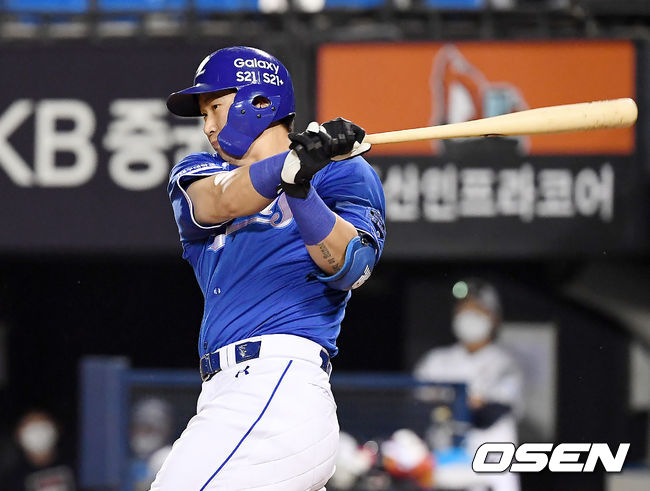 15일 서울 잠실야구장에서 ‘2021 신한은행 SOL KBO 리그’ 두산 베어스와 삼성 라이온즈의 경기가 열렸다.6회초 2사 3루 삼성 김동엽이 적시타를 때려내고 있다.  2021.06.15/ youngrae@osen.co.kr