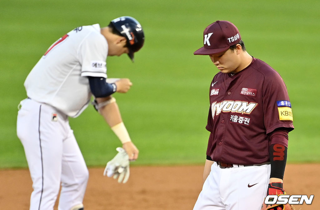 1회말 1사 1루에서 키움 전병우가 두산 박건우의 유격수 땅볼에 2루 악송구를 범하며 아쉬워하고 있다. 2021.09.08 /jpnews@osen.co.kr