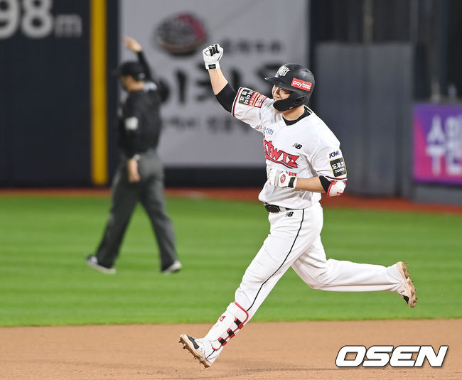 8일 오후 수원 KT위즈파크에서 '2021 신한은행 SOL KBO리그' KT 위즈와 KIA 타이거즈의 경기가 열렸다.6회말 무사 1루 KT 오윤석이 동점 투런 홈런을 때린 뒤 베이스를 돌고 있다. 2021.09.08/youngrae@osen.co.kr