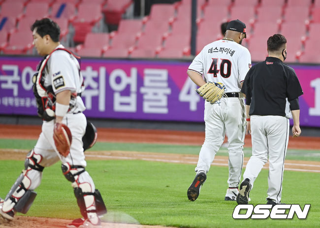 8일 오후 수원 KT위즈파크에서 '2021 신한은행 SOL KBO리그' KT 위즈와 KIA 타이거즈의 경기가 열렸다.2회초 2사 2,3루 KT 데스파이네가 강판되고 있다. 2021.09.08/youngrae@osen.co.kr