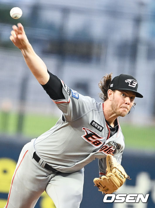 1회말 한화 선발투수 킹험이 역투하고 있다.  2021.08.11 / soul1014@osen.co.kr