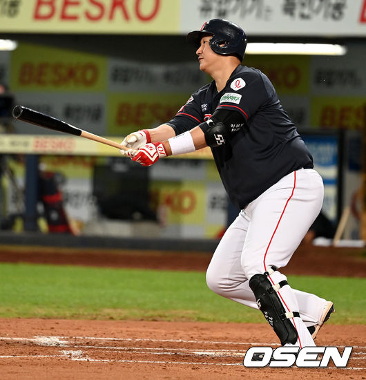 6회초 1사 1, 2루 상황 롯데 이대호가 역전 2타점 좌중간 2루타를 날리고 있다./ dreamer@osen.co.kr