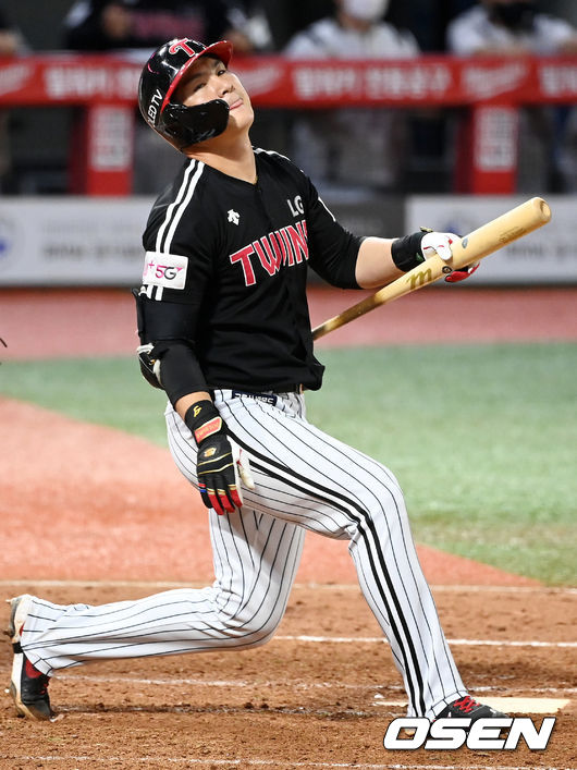 8일 오후 인천SSG랜더스필드에서 ‘2021 신한은행 SOL KBO 리그’ SSG 랜더스와 LG 트윈스의 경기가 열렸다. 4회초 1사 주자 만루 LG 오지환이 타석에서 헛스윙 삼진을 당하며 아쉬워하고 있다. 21.09.08/rumi@osen.co.kr
