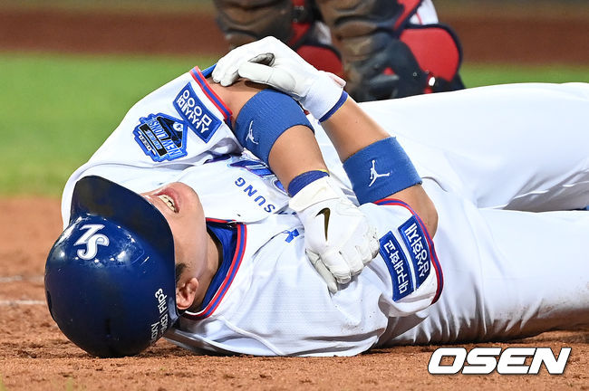 4회말 2사 주자없는 상황 삼성 이원석이 롯데 이인복의 공에 팔꿈치를 맞은 뒤 고통스러워하고 있다./ dreamer@osen.co.kr