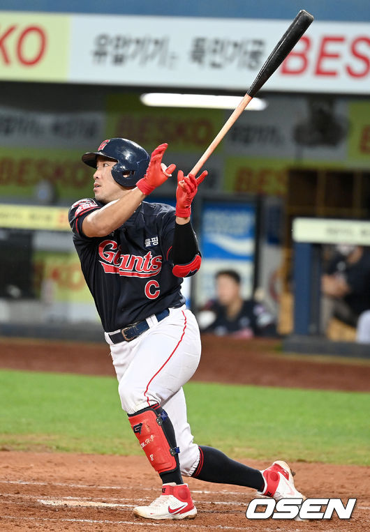 8회초 1사 3루 상황 롯데 전준우가 다시 앞서가는 1타점 중견수 희생플라이를 날리고 있다./ dreamer@osen.co.kr