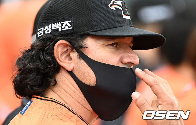 한화 수베로 감독이 더그아웃에서 작전을 지시하고 있다. 2021.09.04 /sunday@osen.co.kr