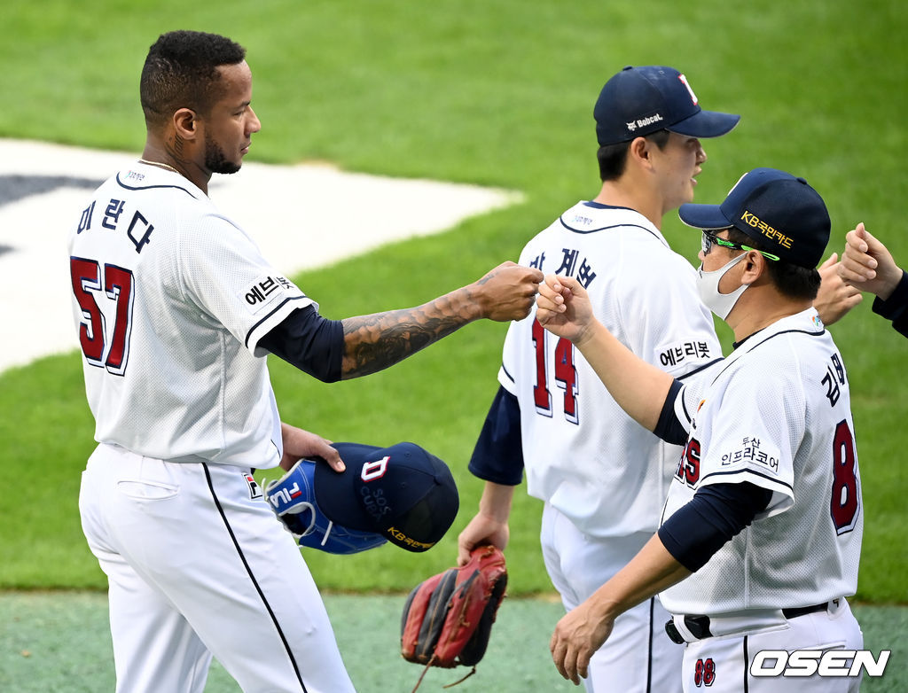 경기 종료 후 두산 선발 미란다가 김태형 감독과 하이파이브를 하고 있다. 2021.09.01/ksl0919@osen.co.kr