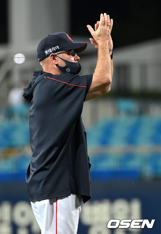승리한 롯데 서튼 감독이 관중석을 향해 박수를 보내고 있다./ dreamer@osen.co.kr