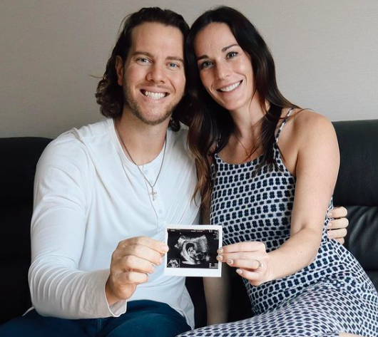 [사진] 킹험과 그의 아내 로건이 태아 사진을 들고 활짝 웃고 있다. /닉 킹험 SNS