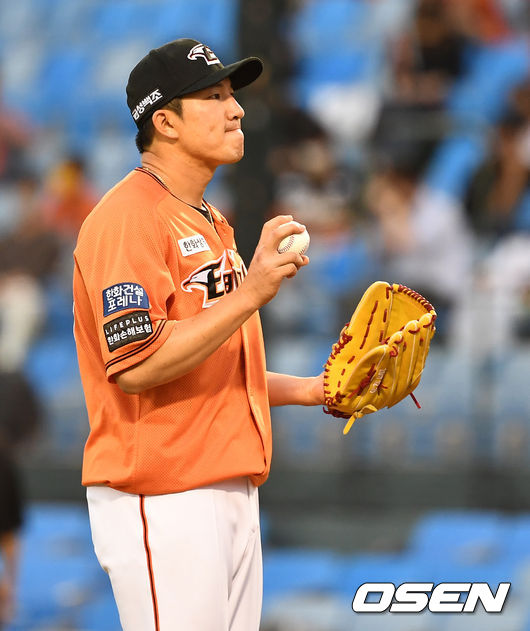 3회초 1사 1, 2루 상황 SSG 로맥에게 볼넷을 내준 한화 선발 장시환이 입술을 깨물고 있다. 2021.06.18