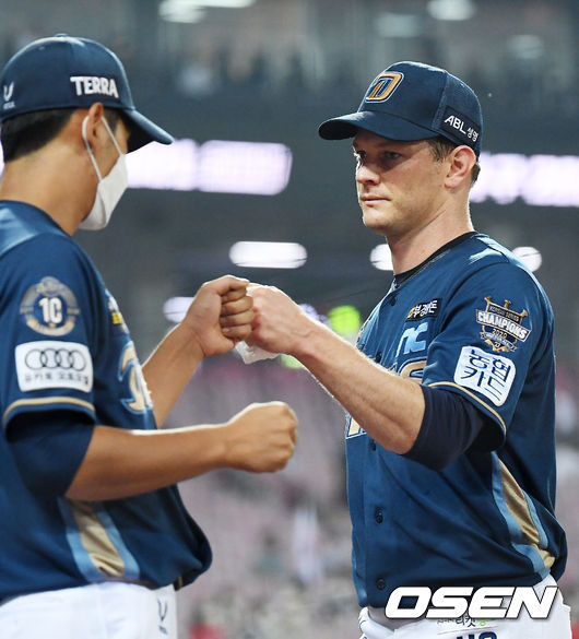 5회말을 마친 NC 선발 루친스키가 덕아웃으로 들어가며 하이파이브를 하고 있다. 2021.06.29