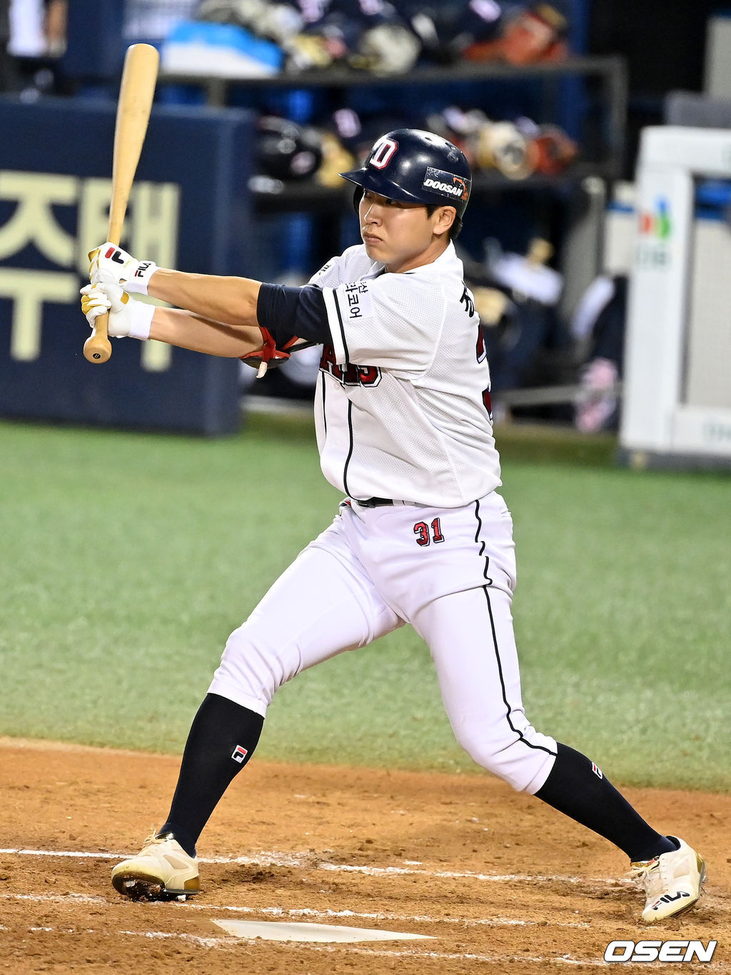 4회말 1사 1루에서 두산 정수빈이 중전 안타를 날리고 있다. 2021.09.08 /jpnews@osen.co.kr