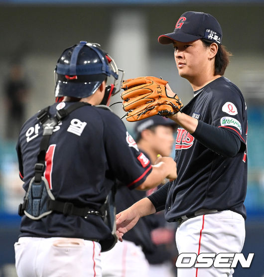 9회말 마운드에 올라 실점없이 경기를 마무리지은 롯데 투수 김원중과 포수 안중열이 인사를 나누고 있다. / dreamer@osen.co.kr