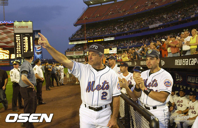 [사진]지난 2001년 9월 22일(한국시간) 9·11테러 이후 뉴욕에서 처음 열린 메츠와 애틀랜타의 경기에 앞서 메츠의 바비 발렌타인 감독과 포수 마이크 피아자가 당시 뉴욕 시장이던 루디 줄리아니에게 인사를 하고 박수를 보내는 모습.  ⓒGettyimages(무단전재 및 재배포 금지)