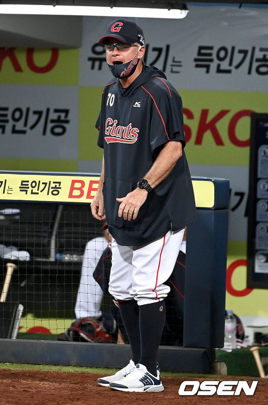 8회초 1사 3루 상황 롯데 전준우 타석 때 롯데 서튼 감독이 주심의 스트라이크 콜 판정에 항의하고 있다./ dreamer@osen.co.kr