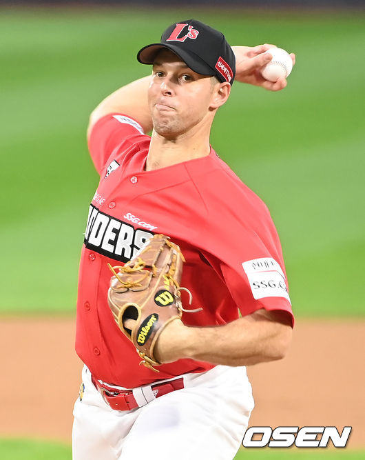 27일 오후 경기도 수원시 수원kt위즈파크에서 ‘2021 신한은행 SOL KBO 리그’ KT 위즈와 SSG 랜더스의 경기가 열렸다.1회말 SSG 선발 가빌리오가 마운드에 올라 힘차게 공을 뿌리고 있다. 2021.08.27 /ksl0919@osen.co.kr
