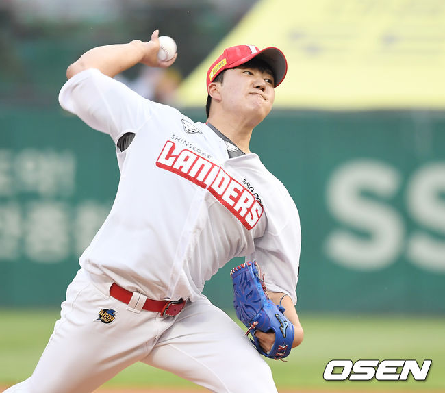 SSG 이건욱이 역투하고 있다. 2021.06.09/youngrae@osen.co.kr