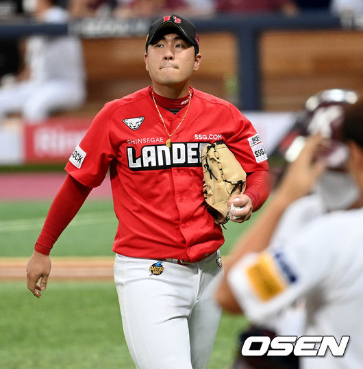 SSG 투수 김택형이 더그아웃으로 향하고 있다. 2021.09.05 / dreamer@osen.co.kr