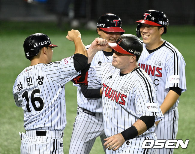 1회말 2사 만루에서 LG 보어가 우중월 만루 홈런을 치고 홈에서 동료들의 축하를 받고 있다. 2021.09.09 /sunday@osen.co.kr