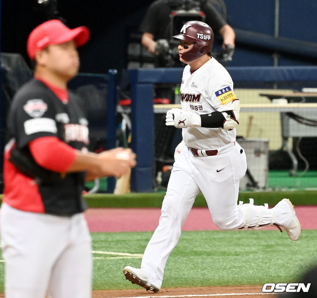 8회말 키움 선두타자 박병호가 동점 솔로홈런을 날린 후 그라운드를 돌고 있다. 21.09.09/rumi@osen.co.kr