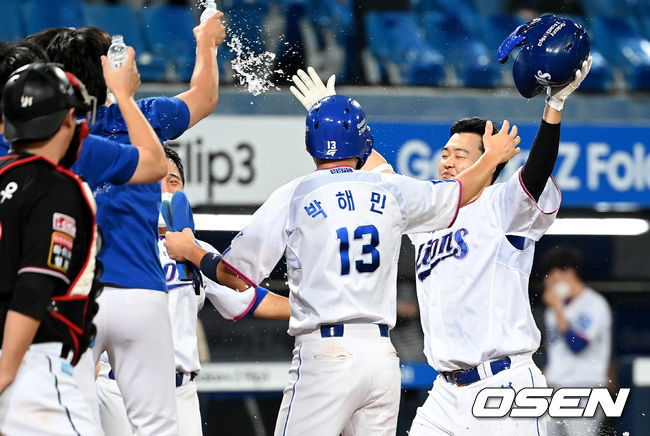 9회말 2사 1, 3루 상황 삼성 오재일이 끝내기 우월 스리런포를 날리고 홈으로 향하며 동료들의 축하를 받고 있다. 2021.09.09 / dreamer@osen.co.kr