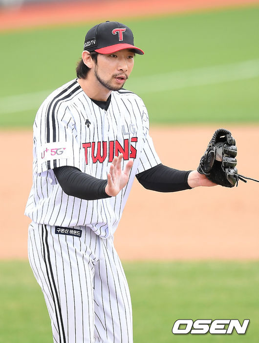 퓨처스리그 삼성-LG전. 7회초 2사 주자 1루 LG 류원석이 삼성 김성윤에게 몸에 맞는 볼을 던진 후 사과하고 있다. 2021.04.23 /rumi@osen.co.kr