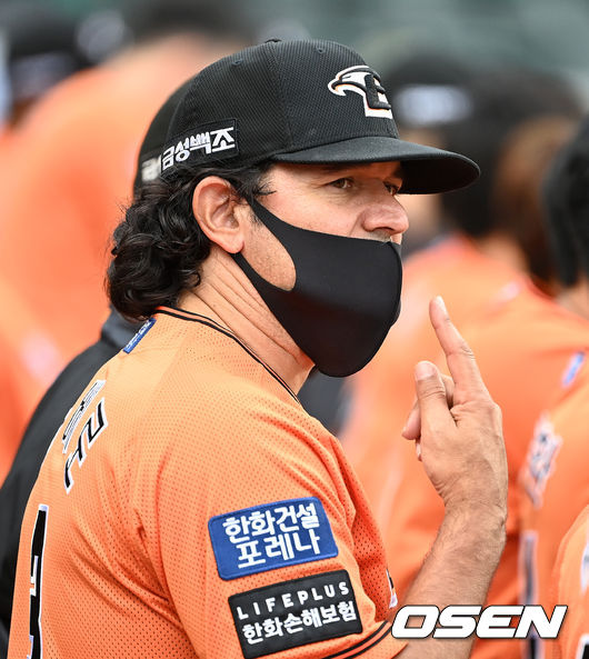 한화 수베로 감독이 더그아웃에서 작전을 지시하고 있다. 2021.09.04 /sunday@osen.co.kr