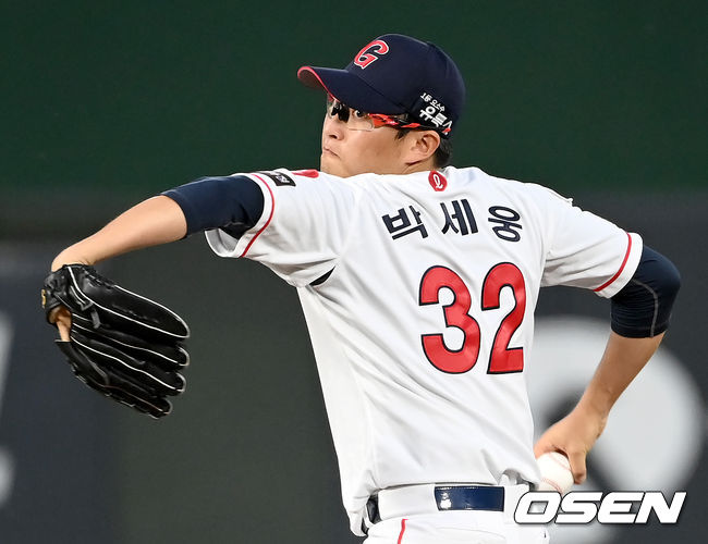 19일 오후 부산 사직야구장에서 '2021 신한은행 SOL KBO리그' 롯데 자이언츠와 키움 히어로즈의 경기가 열렸다.1회말 1사 만루 롯데 이대호의 타석 때 갑작스러운 강우로 경기가 중단됐다. 1회초 롯데 선발 박세웅이 마운드에 올라 힘차게 공을 뿌리고 있다. 2021.08.19 /ksl0919@osen.co.kr