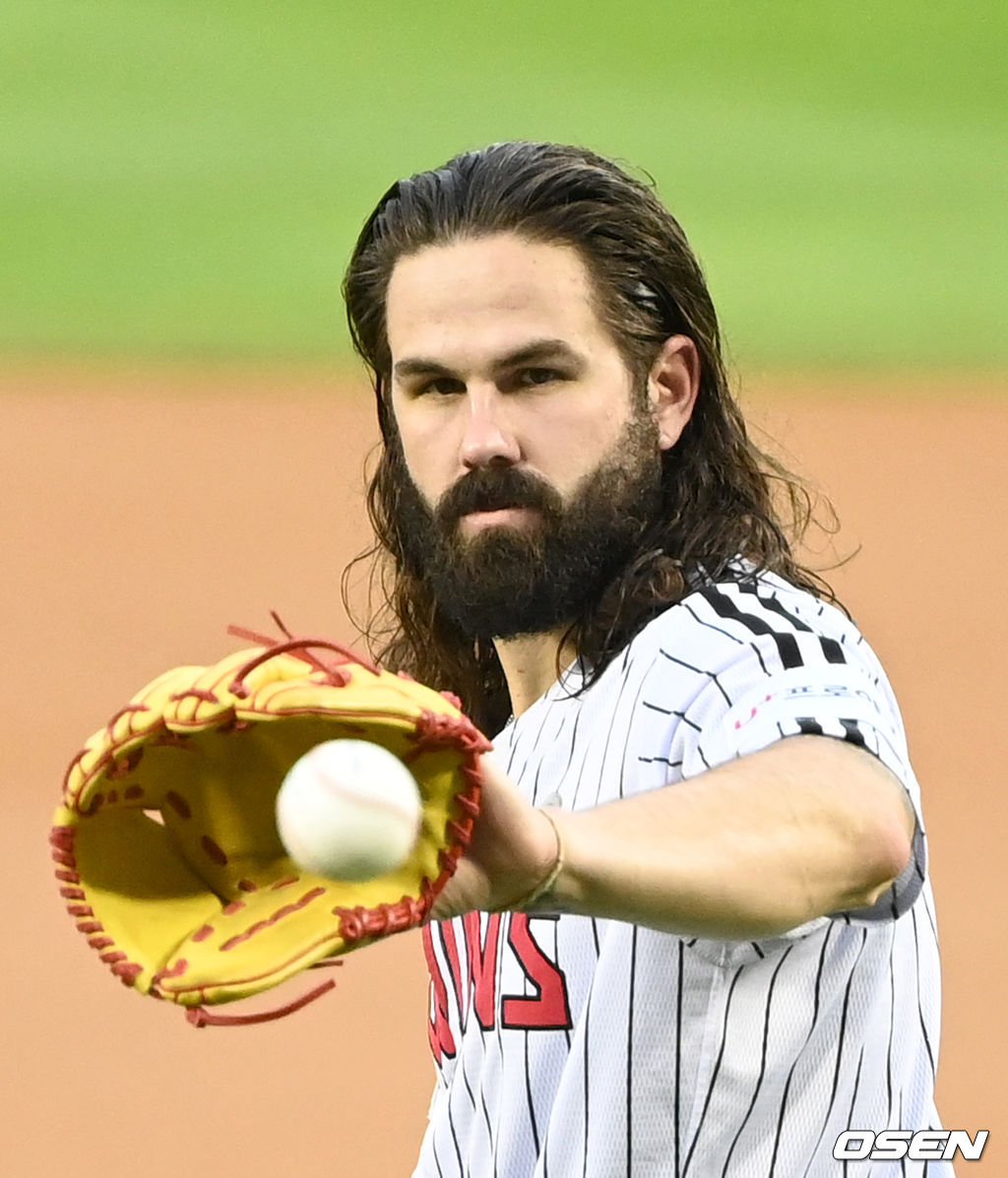 9일 서울 잠실야구장에서 열린 ’2021 신한은행 SOL KBO 리그' LG 트윈스와 한화 이글스의 경기, LG 선발투수 켈리가 투구를 준비하고 있다. 2021.09.09 /sunday@osen.co.kr