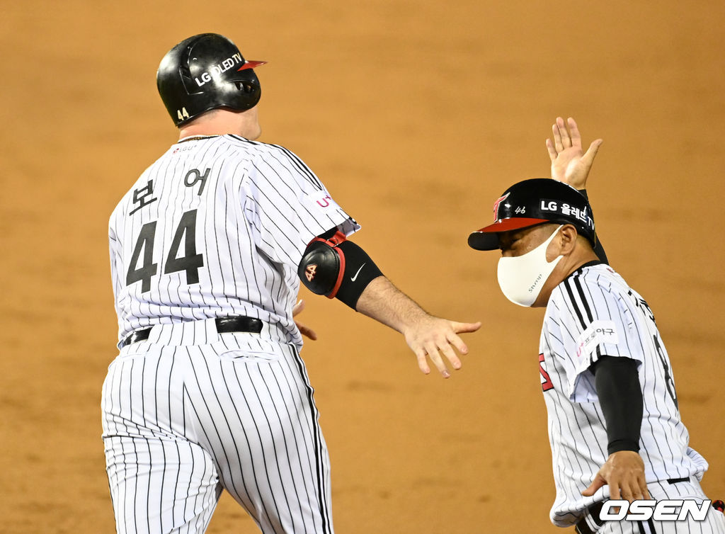 9일 서울 잠실야구장에서 열린 ’2021 신한은행 SOL KBO 리그' LG 트윈스와 한화 이글스의 경기, 1회말 2사에서 LG 보어가 만루 홈런을 치고 김호 코치와 하이파이브를 하고 있다. 2021.09.09 /sunday@osen.co.kr
