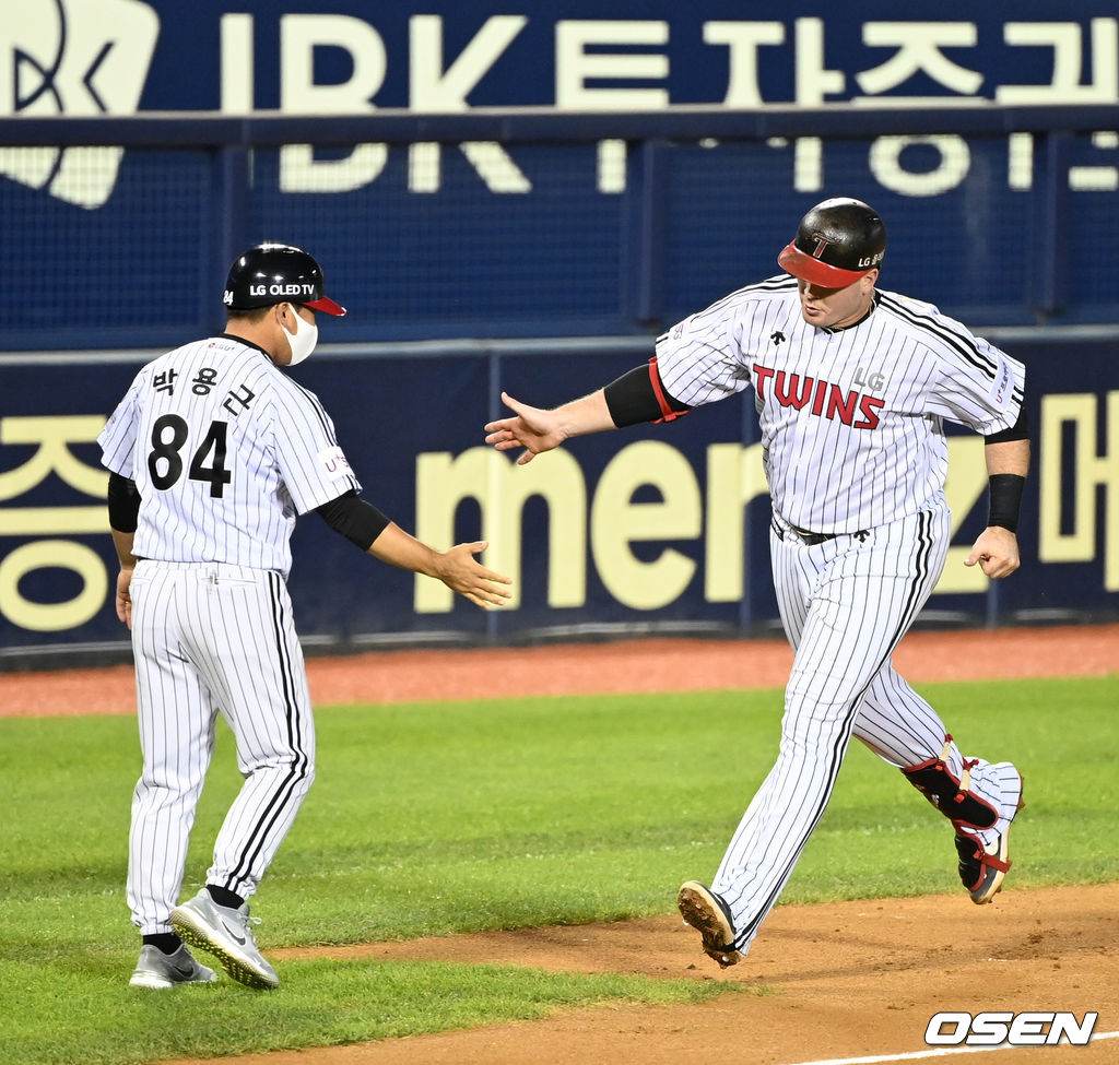 9일 서울 잠실야구장에서 열린 ’2021 신한은행 SOL KBO 리그' LG 트윈스와 한화 이글스의 경기, 1회말 2사에서 LG 보어가 만루 홈런을 치고 그라운드를 돌고 있다. 2021.09.09 /sunday@osen.co.kr