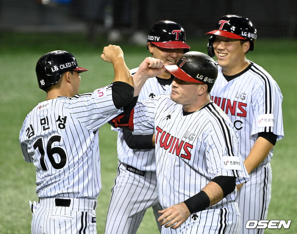 9일 서울 잠실야구장에서 열린 ’2021 신한은행 SOL KBO 리그' LG 트윈스와 한화 이글스의 경기, 1회말 2사에서 LG 보어가 만루 홈런을 치고 홈에서 동료들의 축하를 받고 있다. 2021.09.09 /sunday@osen.co.kr